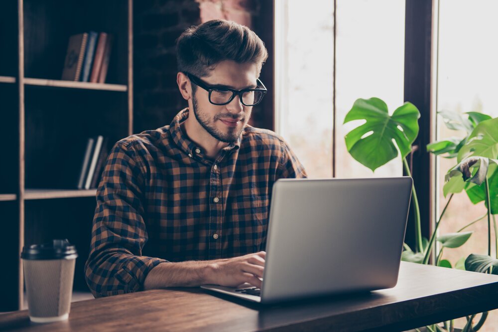 Mitarbeiter am Laptop